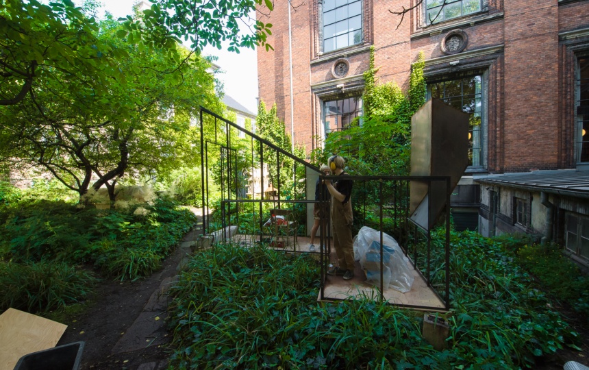 Studerende arbejder i konstruktion i Billedhuggerhaven