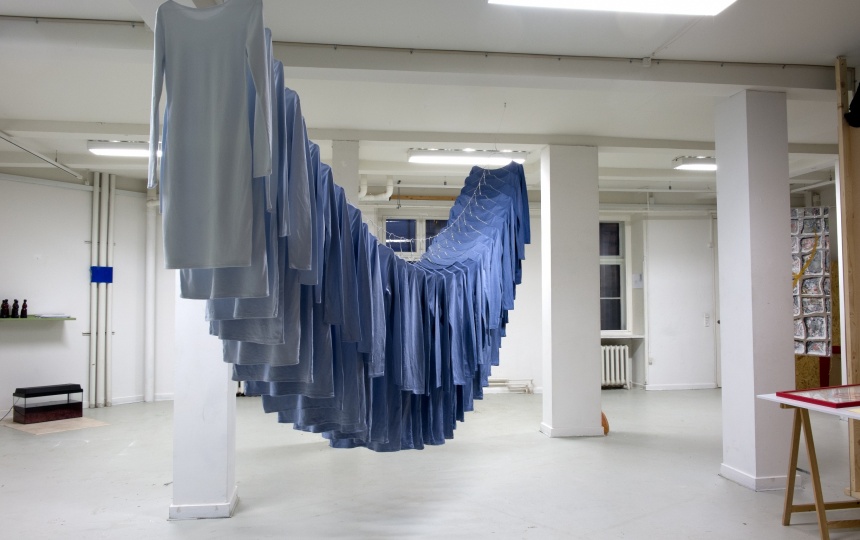 Kunstværk hængt op i lokale i Udstillingsstedet Q