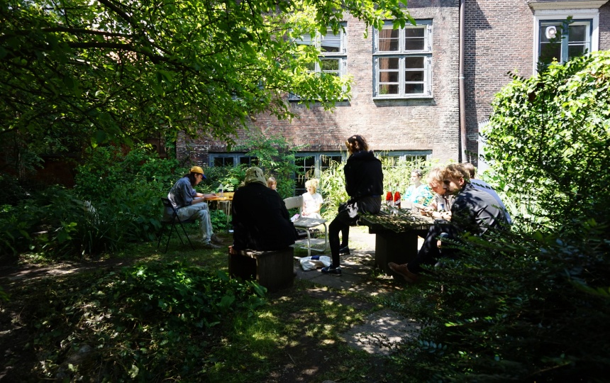 Gruppe af siddende studerende i Billedhuggerhaven