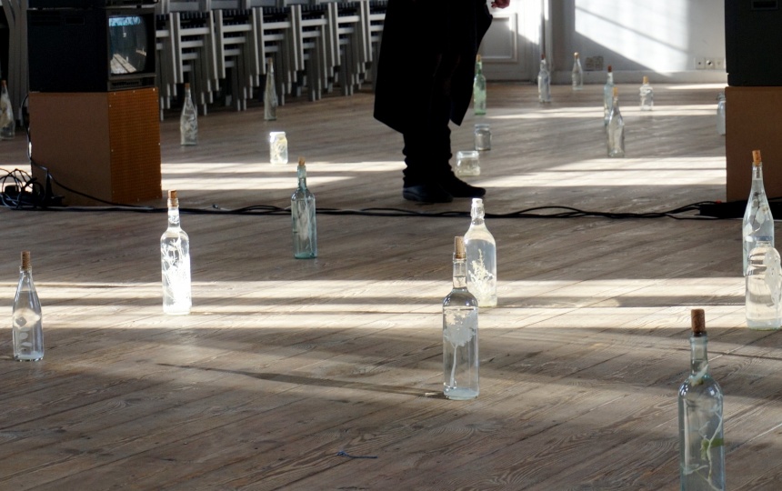 Kunstværk installeret på gulvet på Charlottenborg