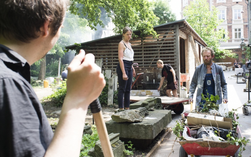 Studerende arbejder i Billedhuggerhaven