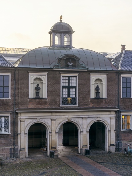 Port med tre buer i fløj af Charlottenborg Slot