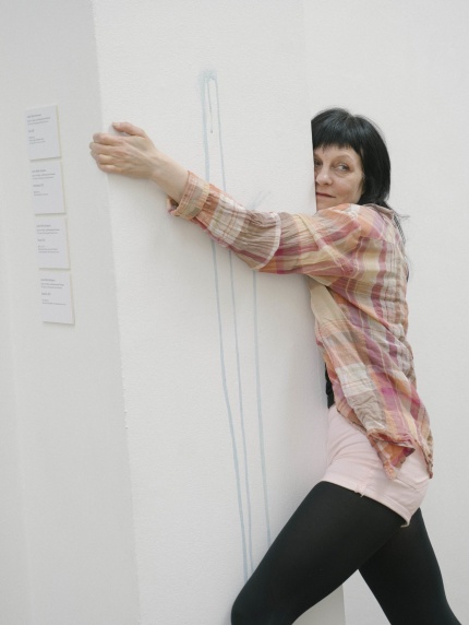 Billede af Marina Dubias performance the margins of my limit, Kunstakademiets Afgangsudstilling 2021, Kunsthal Charlottenborg Billede af Marina Dubias performance the margins of my limit, Kunstakademiets Afgangsudstilling 2021, Kunsthal Charlottenborg