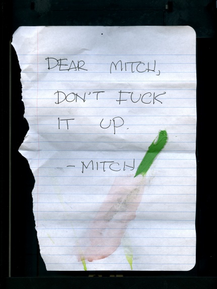Krøllet seddel med håndskriften: Dear Mitch, Dont fuck it up. - Mitch