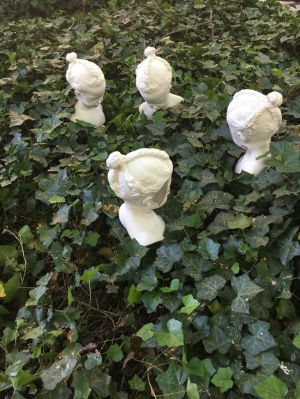 Kunstværk installeret i en busk