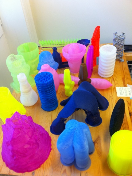 Farverige gentande i blødt materiale på træbord