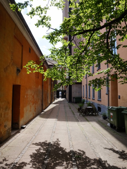 Smal passage med bygninger på hver side