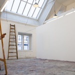 Staffeli og stige i rum med loftslys på Skolen for Maleri og billedbaserede praksisser